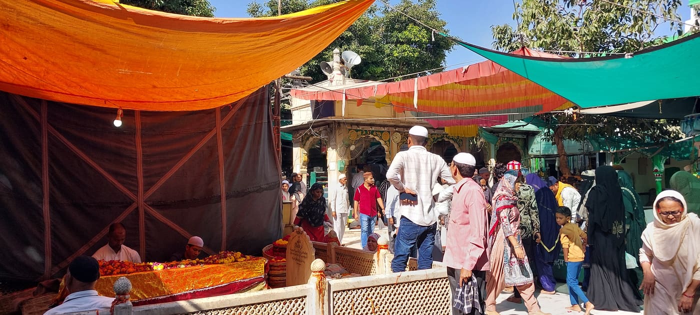 Das Marmortor des Ajmer Sharif Dargah