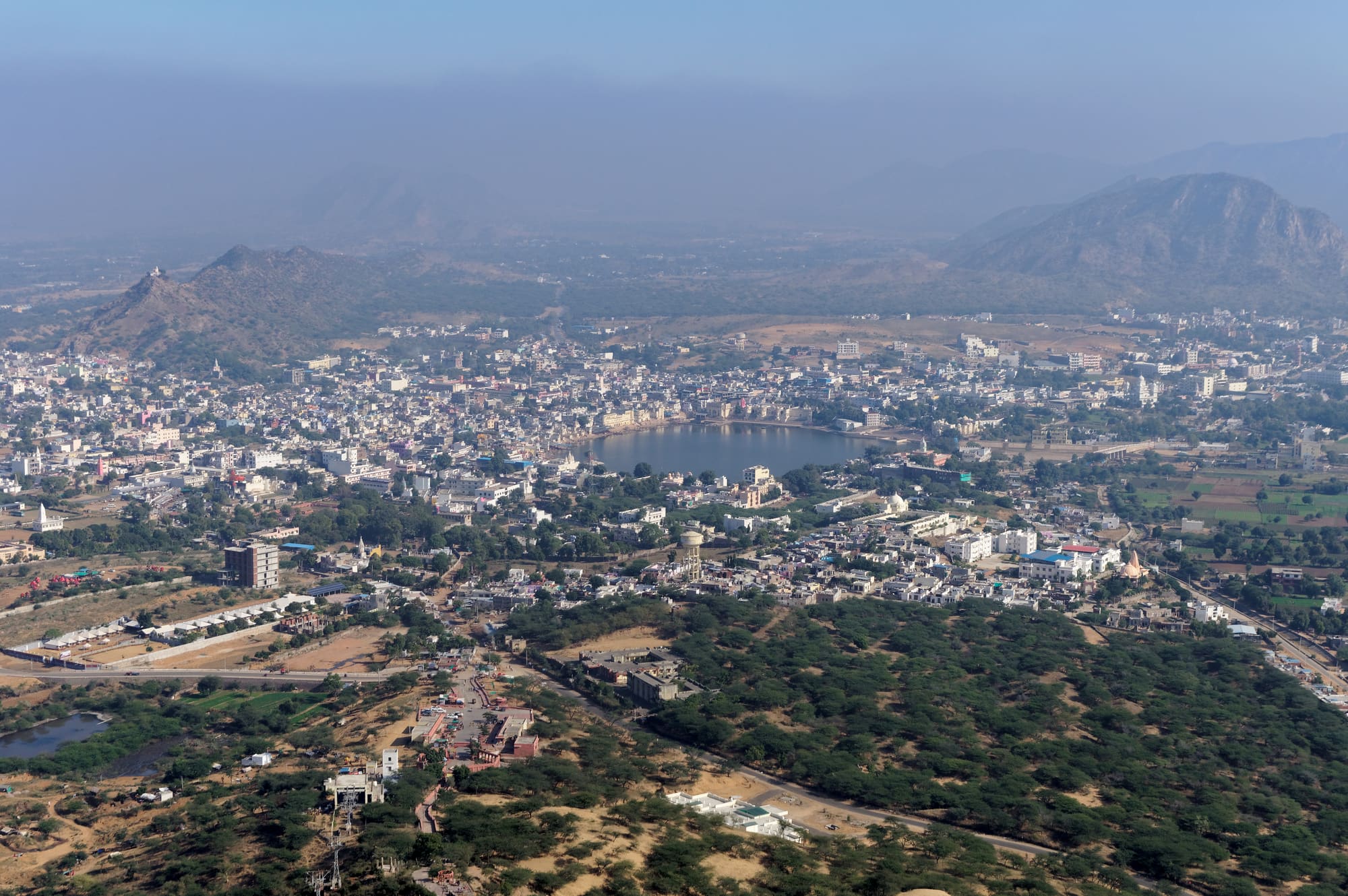 Die Stadt Pushkar und ihr See von den Hügeln darüber