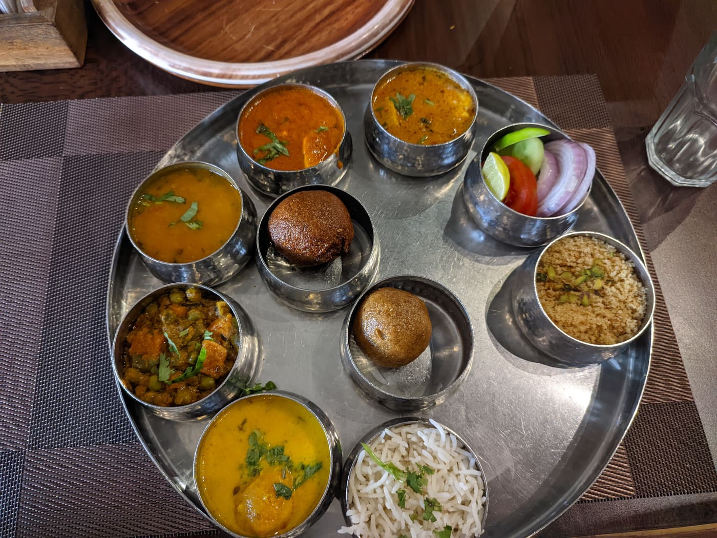 傳統拉賈斯坦素食 thali 套餐