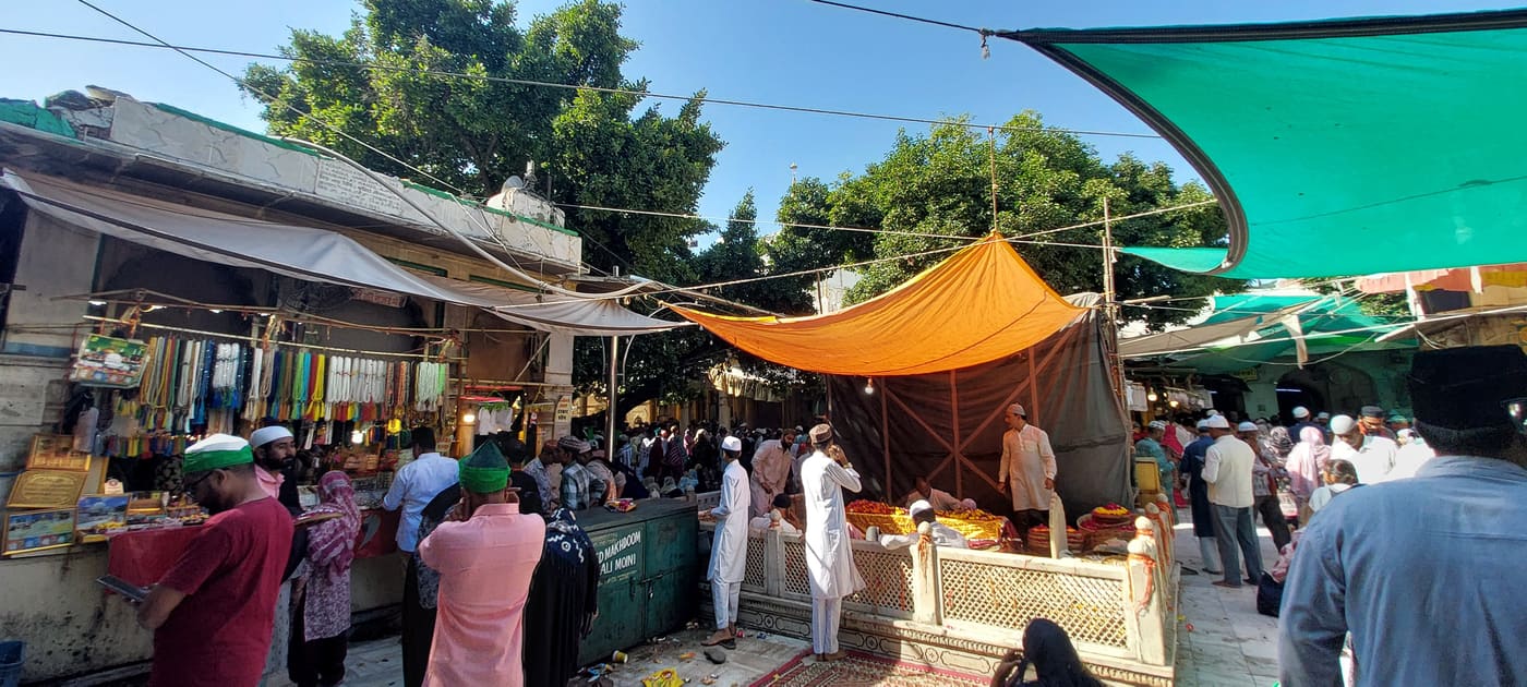 Pilger im Komplex des Ajmer Sharif Dargah
