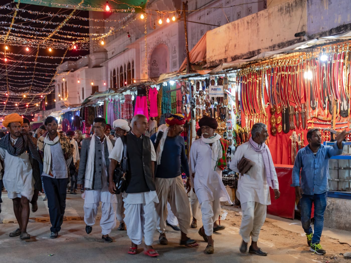 Händler und Kamele auf dem Festplatz des Pushkar-Kamelmarkts