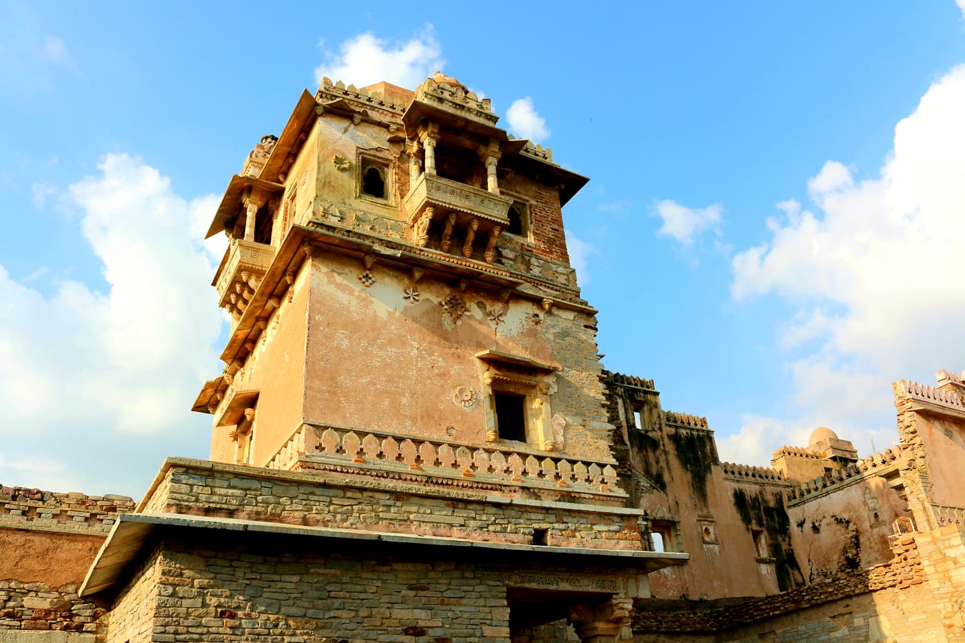 Wehrmauern und Türme des Forts Chittorgarh