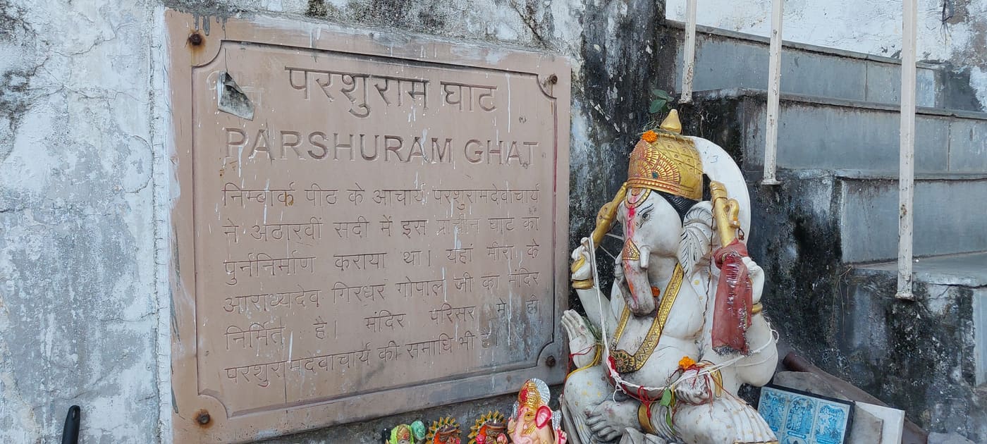 Ghats und Tempel spiegeln sich in der Dämmerung im Pushkar-See