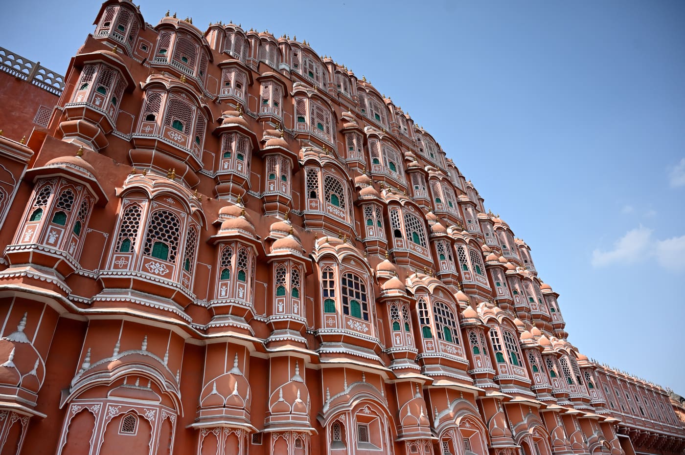 Die rosafarbene Fassade des Hawa Mahal in Jaipur