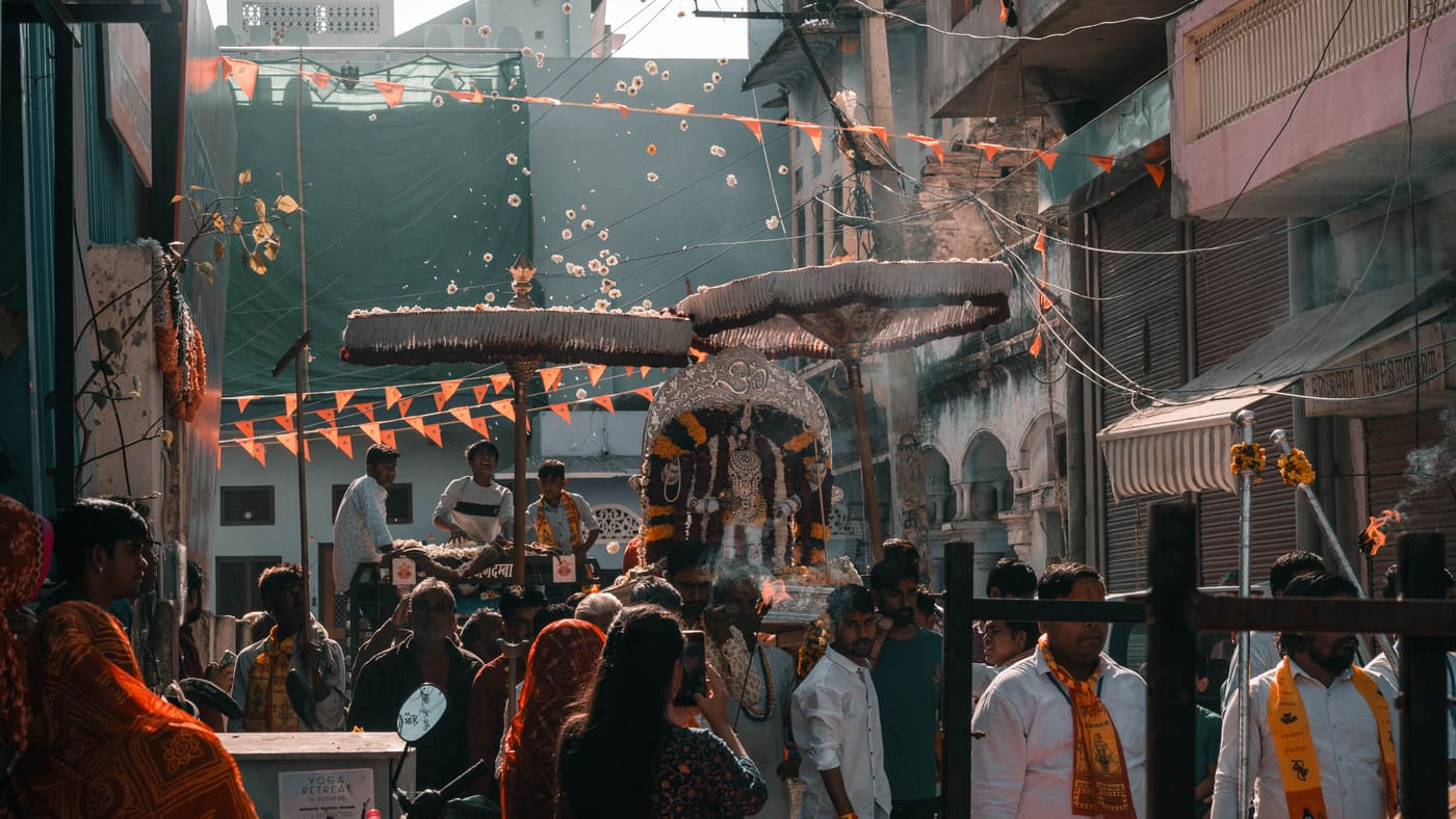 Farbenfrohe Straßenprozession in der Altstadt von Pushkar